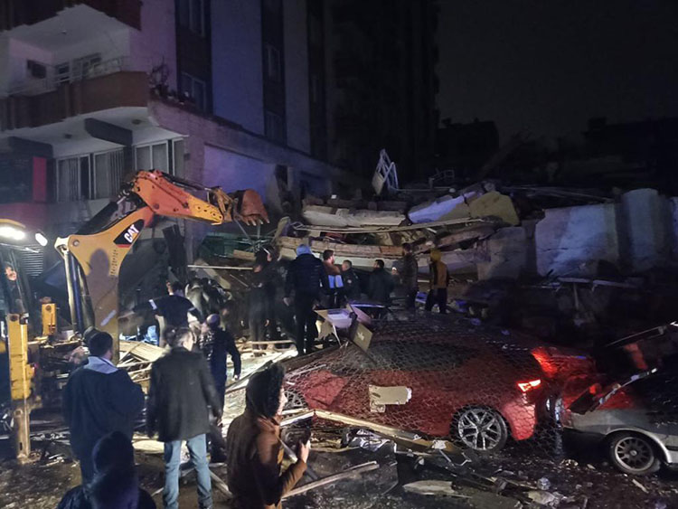 Kahramanmaraş'ın Pazarcık ilçesinde 7,4 büyüklüğünde deprem meydana geldi. Afet ve Acil Durum Yönetimi Başkanlığının (AFAD) internet sitesinde yer alan bilgiye göre, deprem saat 4.17'de, Kahramanmaraş'ın Pazarcık ilçesinde gerçekleşti. Gaziantep'in Nizip ilçesinde de deprem nedeniyle bir bina yıkıldı. ( İrfan Aydoğdu - Anadolu Ajansı )