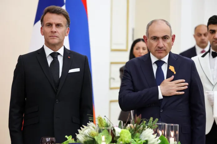 macron_pasinian.webp