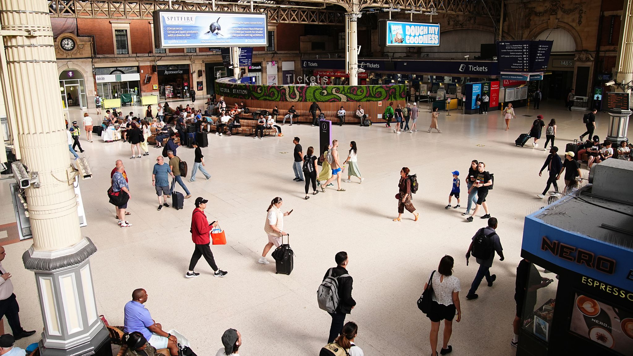 skynews-victoria-station-it-outage_6631681.jpg
