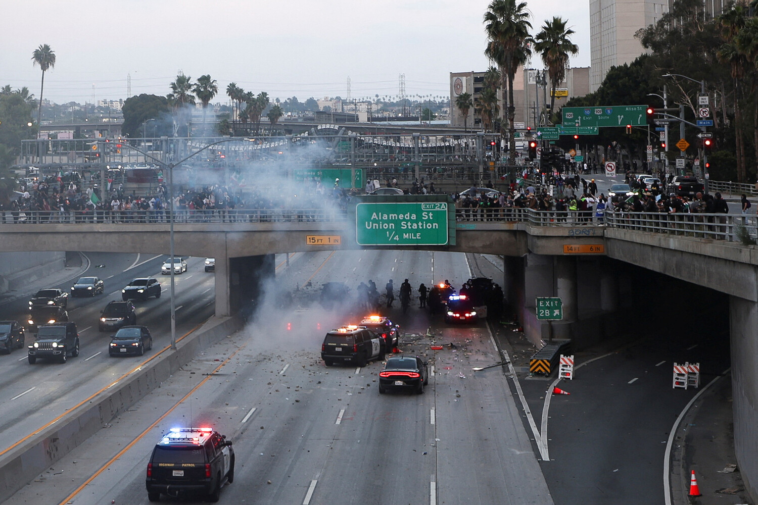 upload-2025-06-09T031647Z_1560722470_RC2RYEAF37NI_RTRMADP_3_USA-MIGRATION-PROTEST-LOS-ANGELES-pic4_zoom-1500x1500-35565.jpg