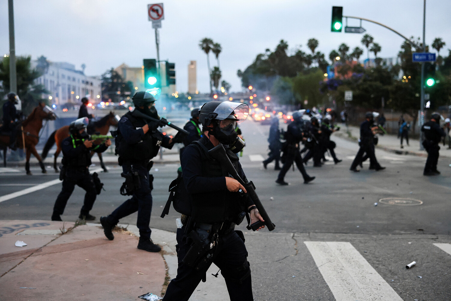 upload-2025-06-09T033426Z_1218512440_RC2RYEAS3USG_RTRMADP_3_USA-MIGRATION-PROTEST-LOS-ANGELES-pic4_zoom-1500x1500-21538.jpg