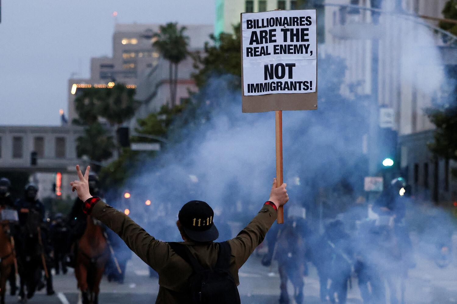 upload-2025-06-09T034037Z_1924604186_RC2RYEAB9N0X_RTRMADP_3_USA-MIGRATION-PROTEST-LOS-ANGELES-pic4_zoom-1500x1500-9063.jpg