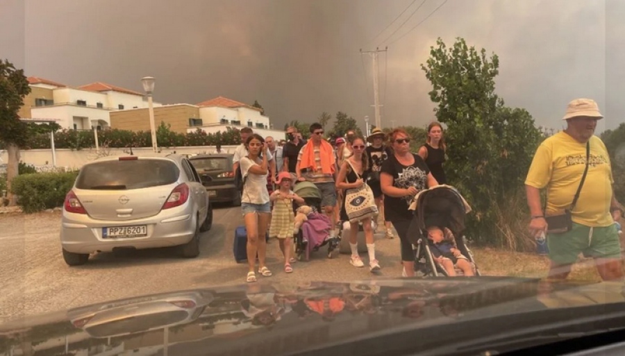 Πύρινη κόλαση στη Ρόδο: 2.500 άνθρωποι έτρεχαν να γλιτώσουν - Στις φλόγες σπίτια και 3 ξενοδοχεία - Συγκλονιστικές εικόνες